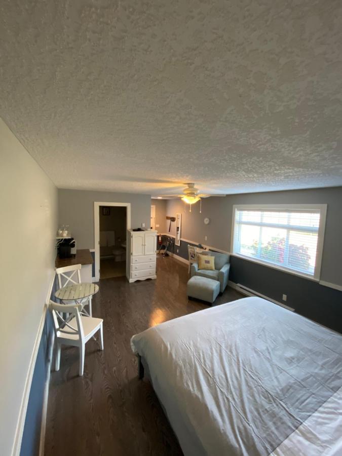 Guest Suites On Benvenuto Brentwood Bay Exterior photo